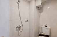 Toilet Kamar Stay Cozy Studio at Serpong Garden Apartment By Travelio