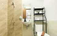 Phòng tắm bên trong 4 Warm and Homey Studio Transpark Juanda Bekasi Timur Apartment By Travelio