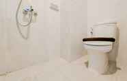 Toilet Kamar 3 Simply and Homey Studio Room at Serpong Garden Apartment By Travelio