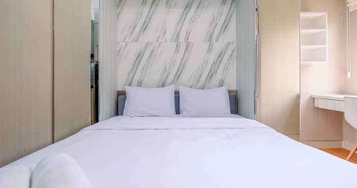 Kamar Tidur Homey and Great Deal Studio Transpark Cibubur Apartment By Travelio