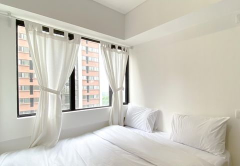อื่นๆ Comfy and Best Deal 2BR at Meikarta Apartment By Travelio
