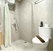 In-room Bathroom 3 Cozy Living Studio Room at Apartment Pollux Chadstone By Travelio