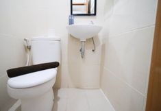 Phòng tắm bên trong 6 Homey and Best Deal 2BR at Bale Hinggil Apartment By Travelio