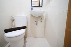 Phòng tắm bên trong Homey and Best Deal 2BR at Bale Hinggil Apartment By Travelio