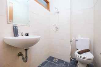 Toilet Kamar 4 Best Strategic Studio at Apartment Margonda Residence 1 By Travelio