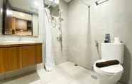 In-room Bathroom 4 Living Comfort Studio Room at Pollux Chadstone Apartment By Travelio