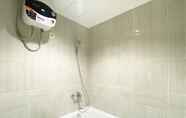 Toilet Kamar 4 Stay Cozy 1BR at Vasanta Innopark Apartment By Travelio