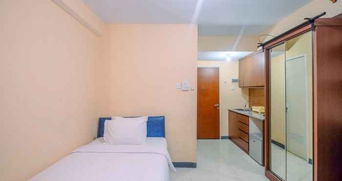 Bedroom Cozy Design Studio at Apartment Taman Melati Margonda By Travelio