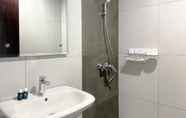 Toilet Kamar 3 Comfy and Modern Look Studio at Pollux Chadstone Apartment By Travelio