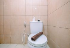 客房浴室 2 Cozy and Good Location Studio Margonda Residence 2 Apartment By Travelio