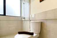 Toilet Kamar Modern Look 2BR at Apartment Meikarta By Travelio