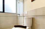 Toilet Kamar 2 Modern Look 2BR at Apartment Meikarta By Travelio