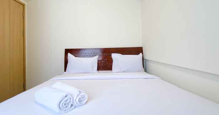 Kamar Tidur Modern Look 2BR at Apartment Meikarta By Travelio