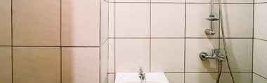 Toilet Kamar 3 Comfy Studio (No Kitchen) Apartment Bandaraya - Tallasa City Makassar By Travelio