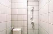 Toilet Kamar 4 Cozy 1BR (No Kitchen) at Apartment Bandaraya - Tallasa City Makassar By Travelio