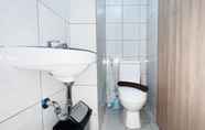 Toilet Kamar 4 Restful Studio (No Kitchen) Apartment at Bandaraya - Tallasa City Makassar By Travelio