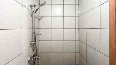 Toilet Kamar 4 Comfy and Nice Studio (No Kitchen) Bandaraya - Tallasa City Makassar Apartment By Travelio