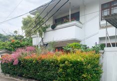 Exterior 5 Cozy Homestay Syariah Mitra RedDoorz Bandung