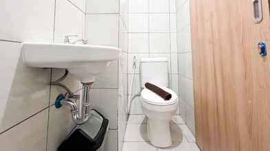 Toilet Kamar 4 Comfort Living Studio (No Kitchen) Apartment at Bandaraya - Tallasa City Makassar By Travelio