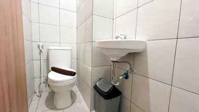 In-room Bathroom 4 Homey and Serene Studio (No Kitchen) Bandaraya - Tallasa City Makassar Apartment By Travelio