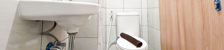 In-room Bathroom 4 Modern Look Studio (No Kitchen) Apartment at Bandaraya - Tallasa City Makassar By Travelio