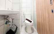 Toilet Kamar 4 Modern Look Studio (No Kitchen) Apartment at Bandaraya - Tallasa City Makassar By Travelio