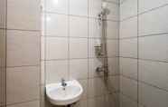 In-room Bathroom 4 Cozy Living Studio (No Kitchen) Bandaraya - Tallasa City Makassar Apartment By Travelio