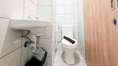 In-room Bathroom 4 Good Deal Studio (No Kitchen) Apartment at Bandaraya - Tallasa City Makassar By Travelio