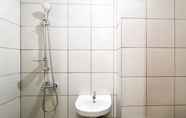 Toilet Kamar 4 Warm Studio (No Kitchen) Apartment at Bandaraya - Tallasa City Makassar By Travelio