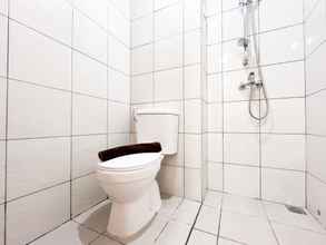 Toilet Kamar 4 Comfort 1BR (No Kitchen) Apartment at Bandaraya - Tallasa City Makassar By Travelio