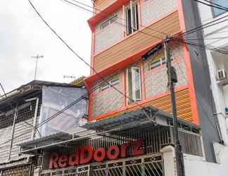 Exterior 2 Reddoorz Hostel near LTC Glodok