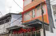 Bangunan 3 Reddoorz Hostel near LTC Glodok