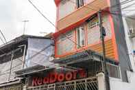 Exterior Reddoorz Hostel near LTC Glodok