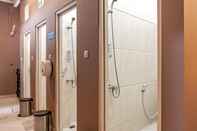 In-room Bathroom Reddoorz Hostel near LTC Glodok
