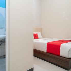 Bedroom 1 RedDoorz ใกล้ Matahari Singosaren Solo, โรงแรม & ที่พัก Javenir Resto Colomadu