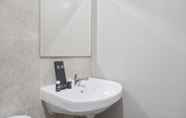 Toilet Kamar 3 Comfort and Fancy Studio at Transpark Cibubur Apartment By Travelio