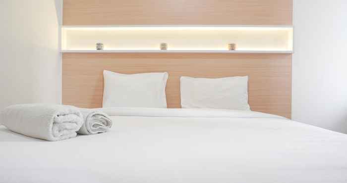 Kamar Tidur Comfort and Fancy Studio at Transpark Cibubur Apartment By Travelio