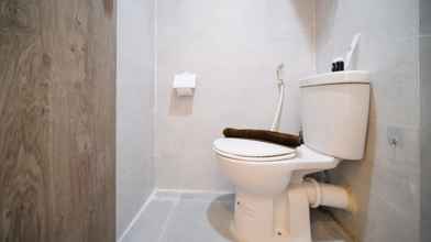 Toilet Kamar 4 Homey Studio Apartment at Taman Melati Surabaya By Travelio