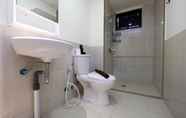 Toilet Kamar 5 Comfortable 2BR with Workspace Apartment at Meikarta By Travelio