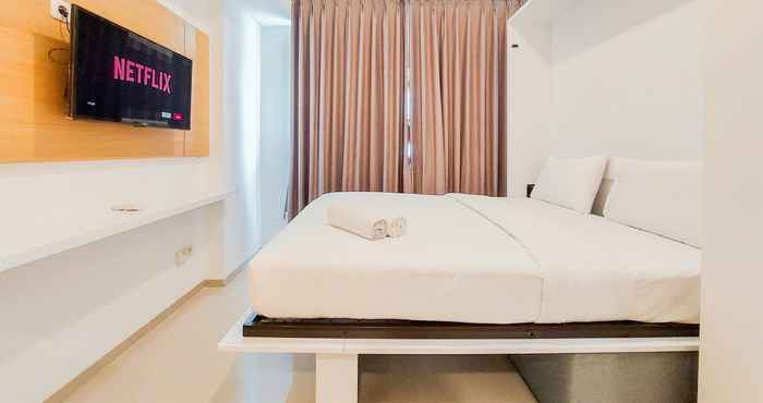 Kamar Tidur Cozy Studio High Floor Apartment at Tree Park City Cikokol By Travelio