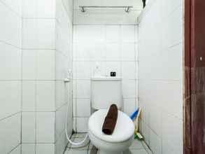 Toilet Kamar 4 Modern Studio Gateway Ahmad Yani Cicadas Apartment By Travelio