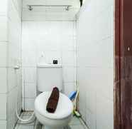 In-room Bathroom 3 Modern Studio Gateway Ahmad Yani Cicadas Apartment By Travelio