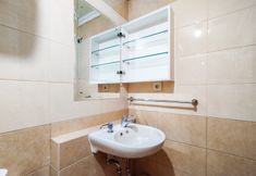 客房浴室 4 Strategic and Nice 2BR at Grand Setiabudi Apartment By Travelio