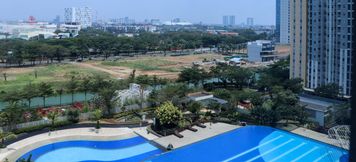 Kolam Renang 5 Good Deal and Warm Studio Springlake Summarecon Bekasi Apartment By Travelio