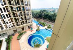 Swimming Pool 6 Modern Look Studio Apartment at Transpark Cibubur By Travelio