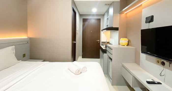 Kamar Tidur Modern Look Studio Apartment at Transpark Cibubur By Travelio