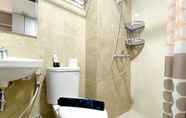 Toilet Kamar 3 Modern Look Studio Apartment at Transpark Cibubur By Travelio