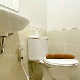 Bathroom 1 Homey and Minimalist Studio at Transpark Juanda Bekasi Timur Apartment By Travelio, Bekasi Town Square Hotels