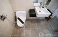 In-room Bathroom 4 Comfy and Strategic 2BR Apartment at Trillium Residence By Travelio