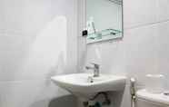 In-room Bathroom 3 Cozy and Minimalist 1BR Patraland Urbano Apartment By Travelio